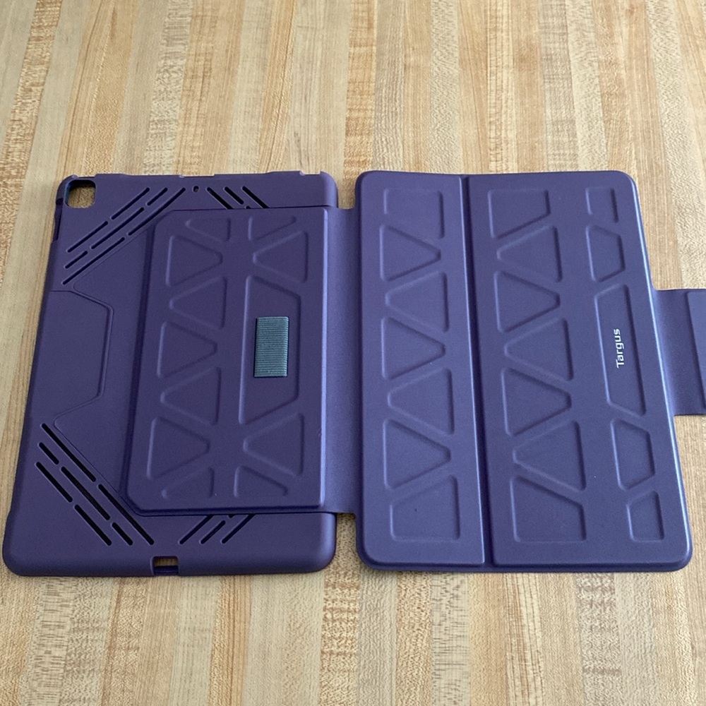 TARGUS Pro-Tek Antimicrobial Case for iPad® (9th, 8th, and 7th gen.) 10.2-inch - Picture 4 of 7